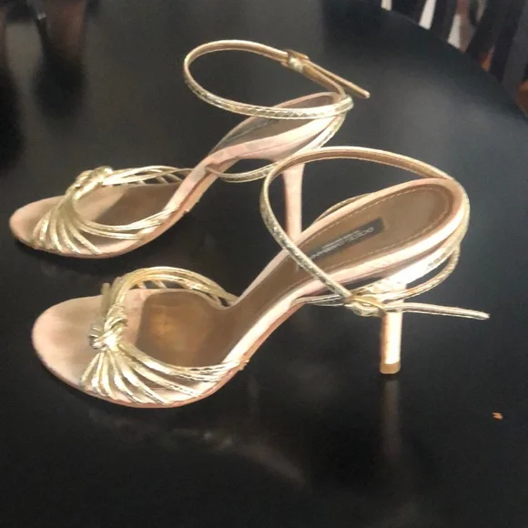 Dolce & Gabbana Gold heels - Picture 2 of 6